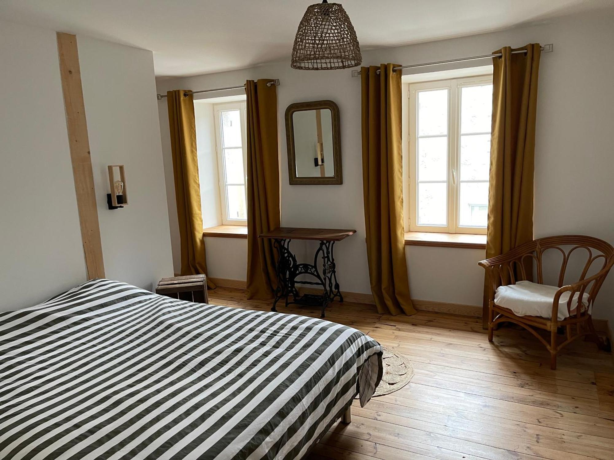 Maison De Village Hébergement de vacances Chambon-le-Chateau